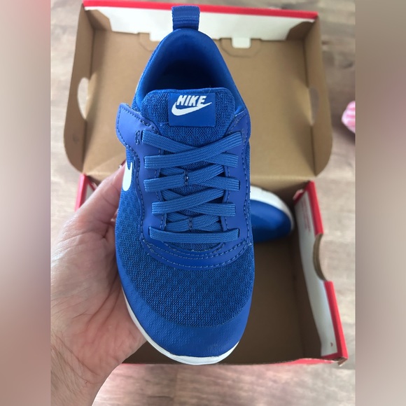 Boys Nike Tennis Shoes - Picture 2 of 5